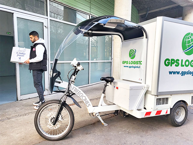 photo livraison verte avec transporteur gps logistic pour le bonbon français