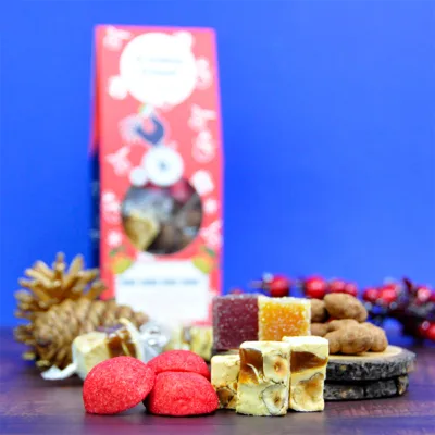 photo ambiance pack cadeau Noël, boite bonbon Noël, fraise guimauve, nougat caramel, bonbon chocolat, amande enrobée de chocolat, pâte de fruits, Le Bonbon Français