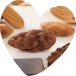 photo bonbon chocolat, bonbon saint-valentin, amande enrobage chocolat cacao poudré, le bonbon français
