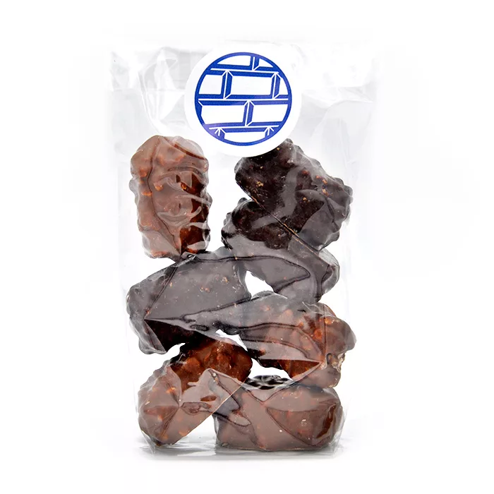 Bouchée de praliné enrobé de chocolat au lait et noir - Le Bonbon Français packshot bouché de praliné enrobé de chocolats noir et lait, bonbon de chocolat, papillote, bonbon artisanal, confiserie artisanal, chocolat artisanal, le bonbon français