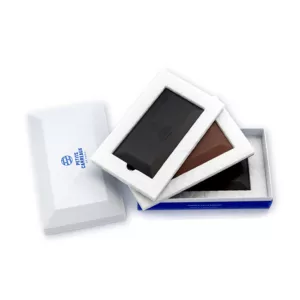 coffret 3 carreaux pralinés, coffret cadeau, carreau praliné noir à la fleur de sel de camargue, carreau praliné noir intense, carreau praliné lait et noisettes, petits carreaux de paris