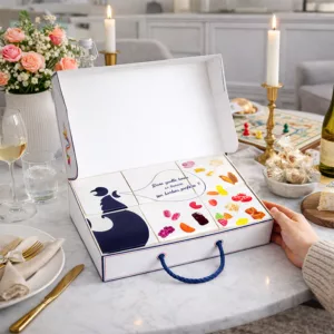 coffret cadeau valisette voyage en régions, coffret cadeau, coffret assortiment 6 confiseries artisanales, nougat de provence, caramel au beurre salé de bretagne, bêtise de cambrai, praline rose, violette, berlingot de carpentras, bonbon naturel, bonbon made in france, Le Bonbon Français