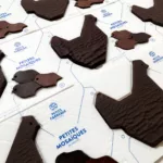 plaques de pâques, poule pralinée, chocolat noir, chocolat lait, chocolat de pâques, poussin en chocolat, petits carreaux de paris